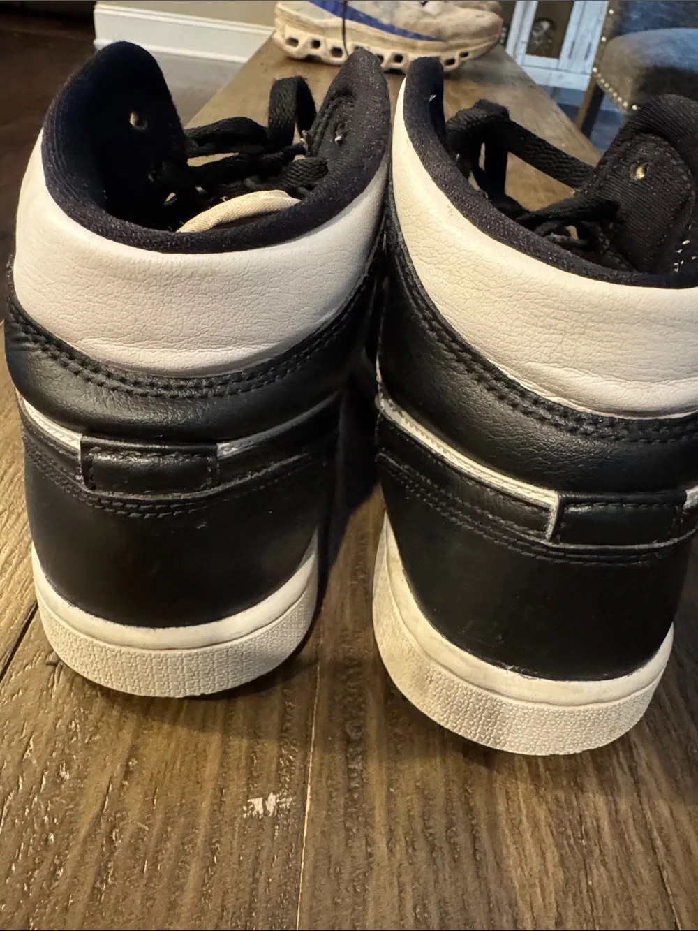 Nike Air Jordan 1 Mid Black and White High-Top Sneakers pandas W7.5